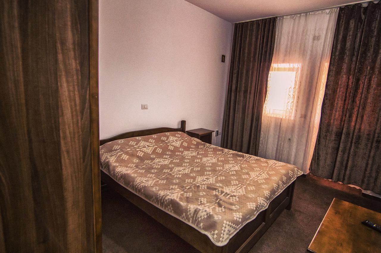 Hanul Ursilor Târgu Neamț Esterno foto